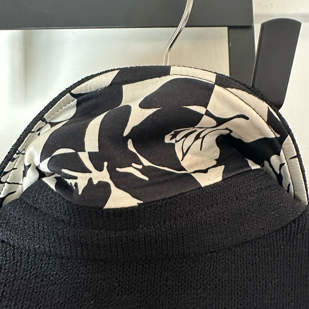 VINTAGE ST. JOHN Black Knit Crepe Boucle Blazer with gold pearl buttons - Picture 4 of 5